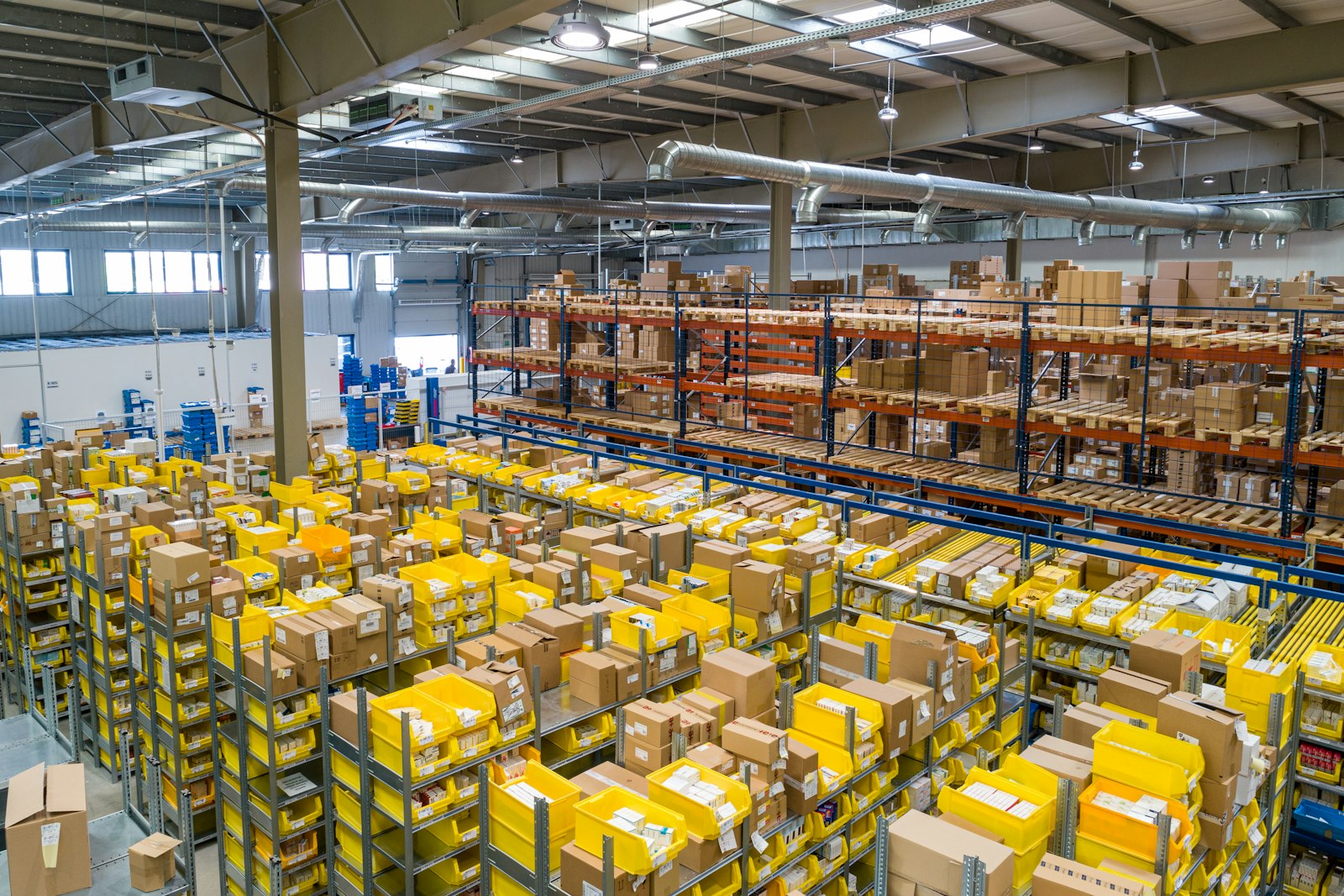 Hall de stockage avec rayonnages