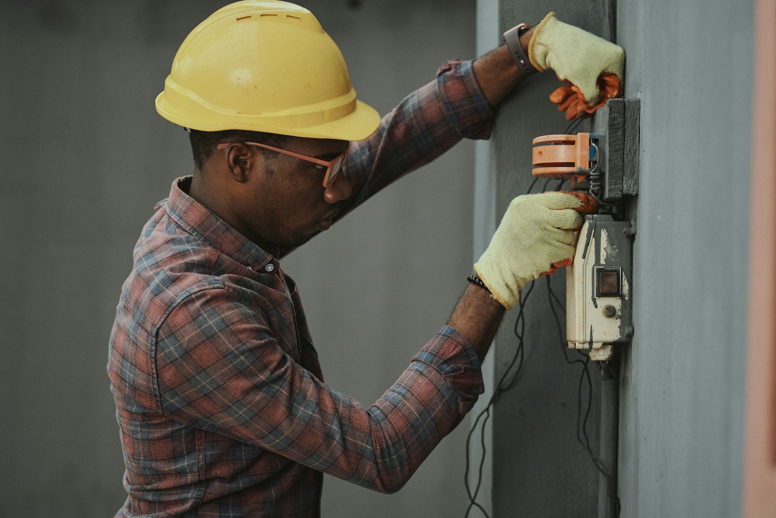Technicien au travail sur un coffret électrique