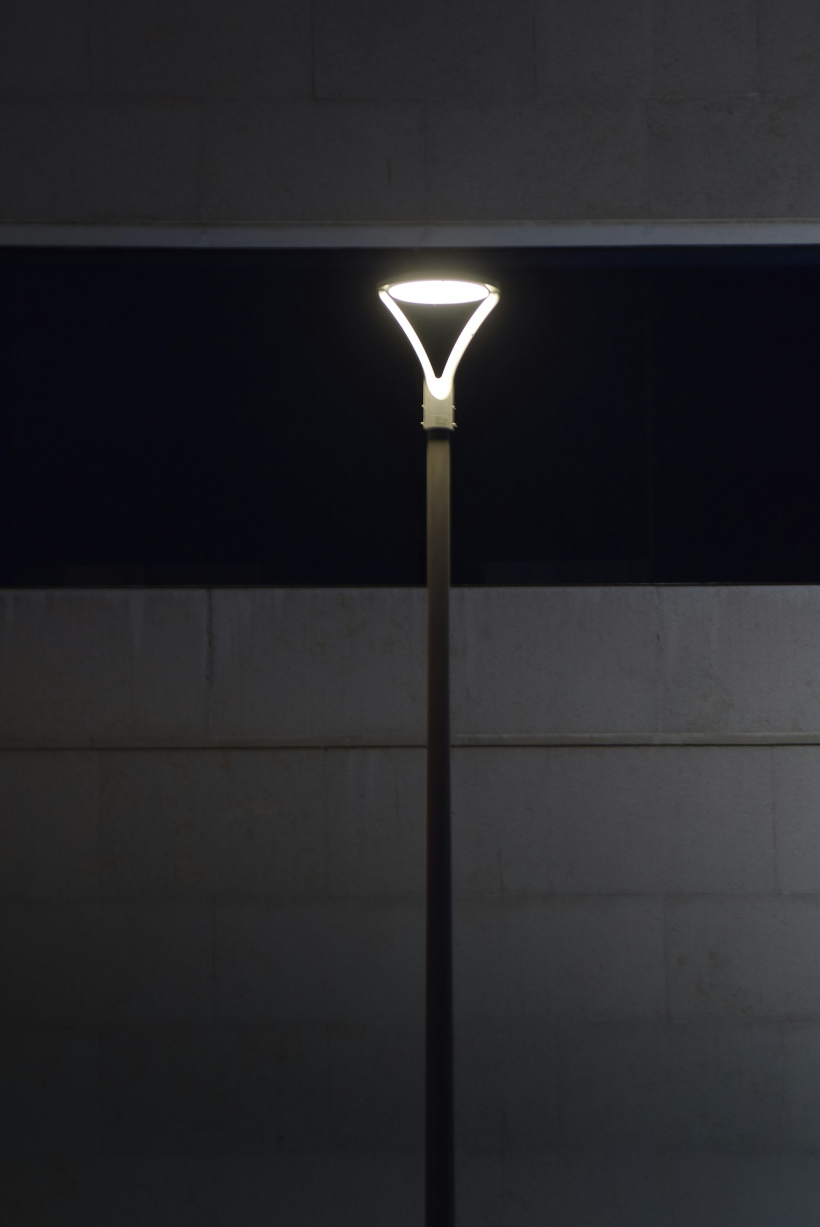 Lampadaire allumé la nuit